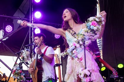 Yami Safdie en el cierre del Bienestar Fest.