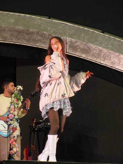 Yami Safdie fue telonera de Dua Lipa en River (Foto: Instagram @yamisafdie)