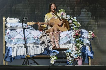 Yami Safdie, muy floral