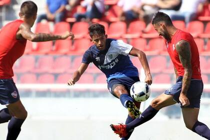 Yamil Asad anot el gol para la victoria ante el Rojo