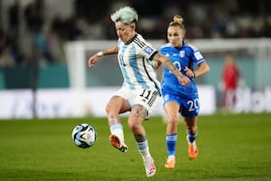 La jugadora de la selección argentina de fútbol que se defiende de las críticas y es tildada de "Anti-Messi"