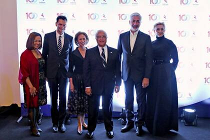 Yamilee Bastien, Rick de Lambert, la Sra. esposa del Embajador María de Prado, el Embajador Edward Prado y Gastón Trajtenberg