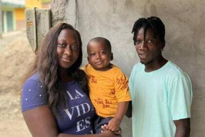 Yanfry posa en medio de su mamá, Tatiana Quiñones, y de su tío y representante, Bernardo Díaz