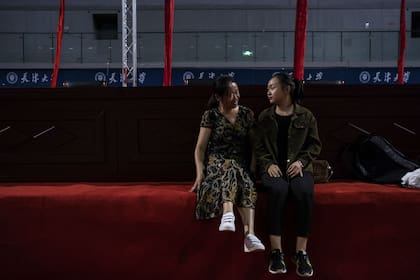 Yang Luping, a la izquierda, durante una conversación en la que le dijo a su hija, Lu Yizhuo, que eventualmente ella iba a tener que lavar su ropa. "Ya sé cómo", respondió la estudiante