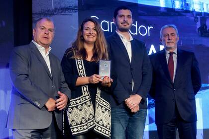 Yanina Bosio, de Lactear, con el galardón para la empresa
