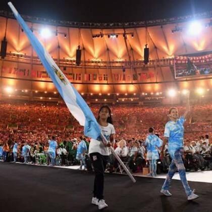 Yanina Martínez con la bandera en la ceremonia de clausura