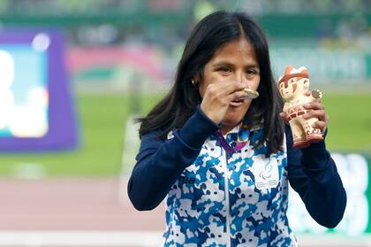Yanina Martínez: medalla, mascota y festejo en los 200 metros