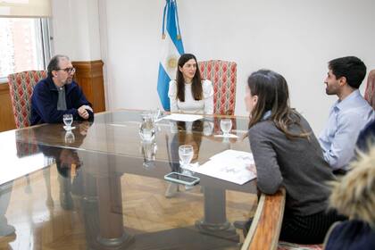 Yanina Nano Lembo, a cargo del área social donde orbita la unidad encargada de ejecutar los convenios con las organizaciones internacionales, reunida con las autoridades de Cáritas para conocer las “demandas y expectativas” de la Iglesia en torno a la problemática alimentaria.