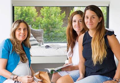 Yanina Previgliano (izq.) y Dolores Bidart, de Raíz Negra, junto con la dueña de casa.