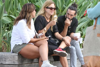 Yanina Screpante junto a su novio novio, Federico Rozas, disfrutan de tomar un helado en Punta del Este