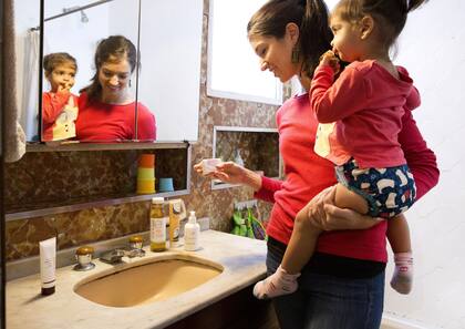Yanina Vogel eligió para su hija Emilia pañales de tela de fibra de bambú para no dañar el planeta