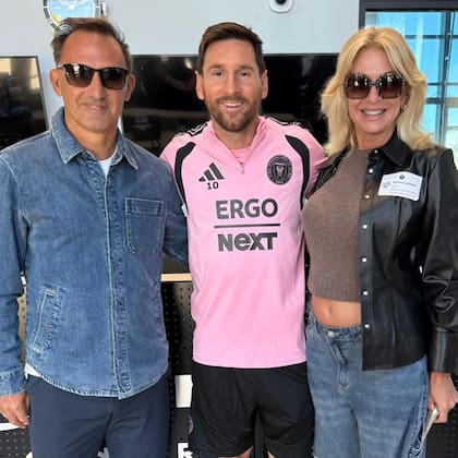 Yanina y Diego Latorre felices junto al astro argentino (Foto: @yanilatorre)