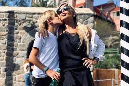 Yanina Zilli con su hijo Santino