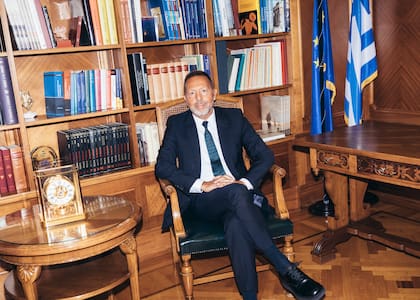 Yannis Stournaras, gobernador del banco central de Grecia, en su oficina de Atenas el 5 de septiembre de 2023.