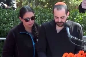 Yarden Bibas durante el entierro de su familia en Israel