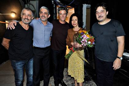 Yasmina Reza con el director de esta puesta, y otrora intérprete, Germán Palacios, y el actual trío protagonista de ART.