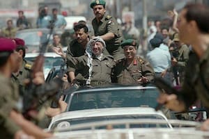 Yasser Arafat regresó triunfalmente del exilio en julio de 1994