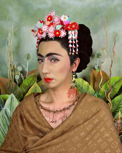 Yasumasa Morimura, "Un diálogo interior con Frida Kahlo (Pendiente en forma de mano)"
