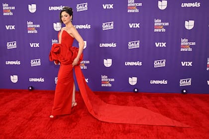  Yayis Villarreal: haute couture en rojo pasión para hacer composé con la alfombra roja de los Latin American Music Awards, en la ceremonia que se realiza en el MGM Grand Garden Arena de Las Vegas