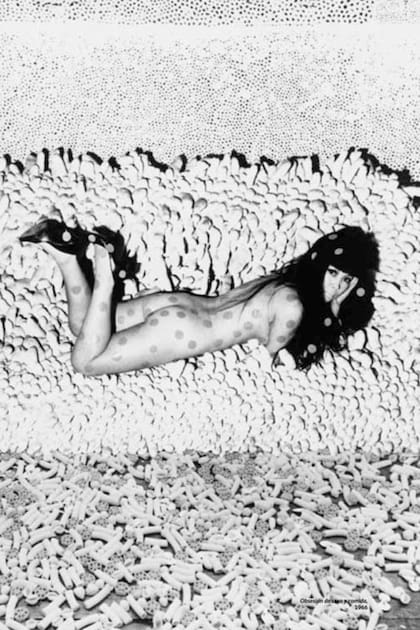 Yayoi Kusama con su obra, en uno de los retratos incluidos en el catálogo de la muestra del Malba