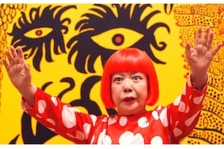Yayoi Kusama, la "alta sacerdotisa de los lunares" que protestaba con orgías