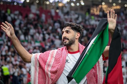 Yazan Al-Naimat, celebrando con la bandera de Jordania