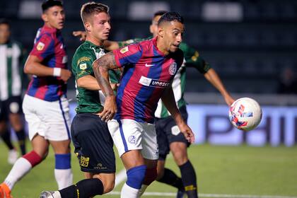 Yeison Gordillo, jugando para San Lorenzo en un partido ante Banfield el 11 de febrero de 2022