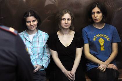 Yekaterina Samutsevich, Maria Alyokhina y Nadezhda Tolokonnikova en una de las audiencias judiciales de 2012