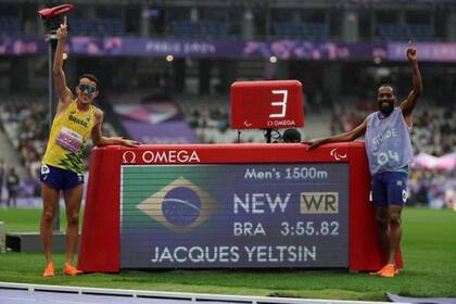 Yeltsin Jacques, de Brasil, batió el récord mundial en 1500 metros masculino clase deportiva T11.