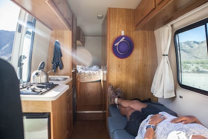 Yendo de la cama al living: el motorhome es un loft sobre ruedas.