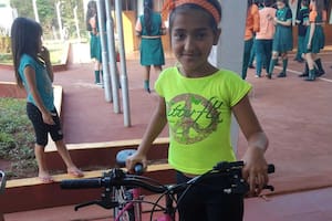 Yeni, la nena de 11 años que sufrió bullying, hoy tiene una computadora, una bici y su propio cuarto