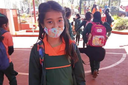 Yenifer Mierez luce su uniforme nuevo donado esta semana; este año pegó un estirón y el que tenía antes le quedaba 10 centímetros corto