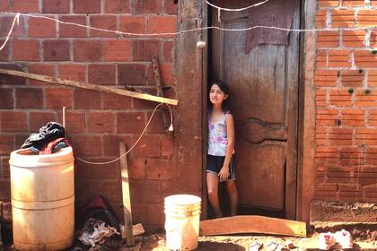 Yenifer Mierez vive con sus papás y sus hermanos en una casa precaria en el barrio San Cayetano de Eldorado, Misiones. Cuando llueve, el agua le entra por la parte de abajo de la puerta