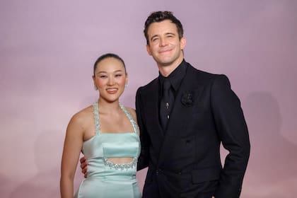 Yerin Ha y Luke Thompson, en la première francesa de la serie