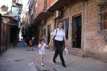 Yermina Benítez y su hija Delfina caminan por las calles mejoradas de la villa 31