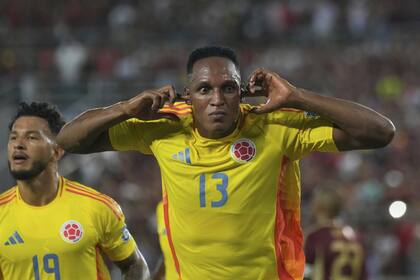 Yerry Mina celebra el primer gol de Colombia. (AP Photo/Ariana Cubillos)