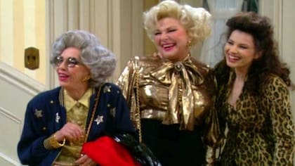 Yetta junto a los personajes que interpretaron a su hija y a su nieta en la ficción La Niñera