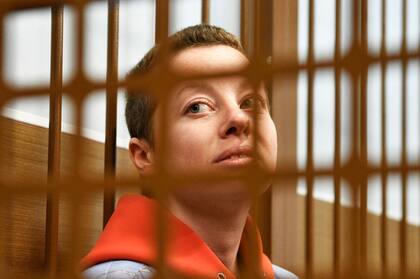 Yevgenia Berkovich se sienta en una celda en la corte de Moscú, el viernes 5 de mayo de 2023 (Anton Novoderjozhkin / Sipa vía archivo AP)