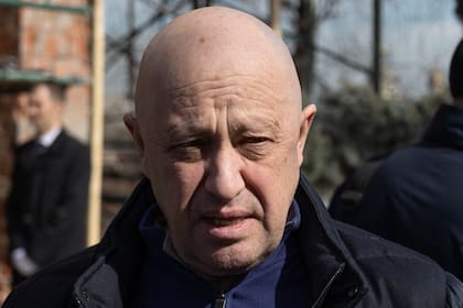 Yevgeny Prigozhin, propietario de la compañía militar Grupo Wagner, llega a un funeral el 8 de abril de 2023 en el cementerio Troyekurovskoye, en Moscú, Rusia