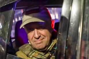 Yevgeny Prigozhin, propietario del Grupo Wagner, mira desde un vehículo militar en una calle en Rostov del Don, el sábado 24 de junio de 2023 (AP Foto)