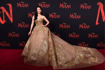 Liu Yifei: la actriz que se pone en la piel de Mulán en la versión live action, lució un vestido con una larga cola y detalles dorados