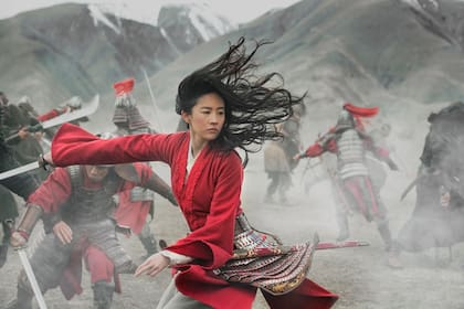 Yifei Liu, en una escena de combate del film Mulán