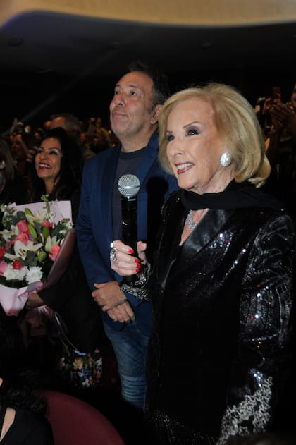 "Yo, Mirtha Legrand, les doy el premio al mejor espectáculo de Buenos Aires”, agregó La Chiqui, envuelta en aplausos