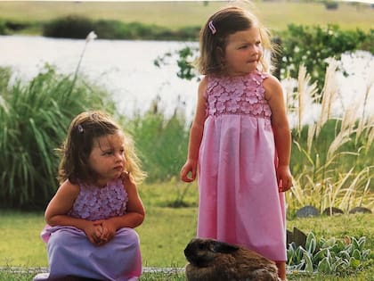 “Yo misma veo fotos nuestras de chiquitas y no se cual es cual. Es muy loco. De chiquita éramos idénticas”, detalla Abril