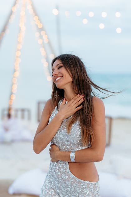 "Yo nací con el alma encendida", expresó la modelo y conductora, lookeada para la ocasión con un sensual vestido cut-out de Kova