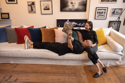 “Yo, que siempre viví en
un romanticismo más
tradicional, del modelo
‘para toda la vida’,
me encontré con algo
diferente, más relajado,
y me encanta”, cuenta el famoso cocinero.