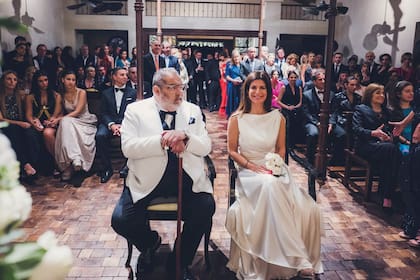 “Yo quería casarme y se lo propuse”, contó Lanata, sobre su boda con Elba. El 23 de abril de 2022, en el día de San Jorge, el periodista –con 61 años– y la abogada –por entonces 44– tuvieron su boda en la capilla de Haras El Dok, en Exaltación de la Cruz. Los casó el padre Guillermo Marcó, quien, en 2024, le dio a Jorge la unción de los enfermos en el Hospital Italiano.