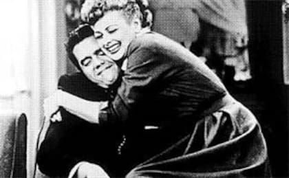 Lucille Ball y Desi Arnaz juntos en una jornada de filmación