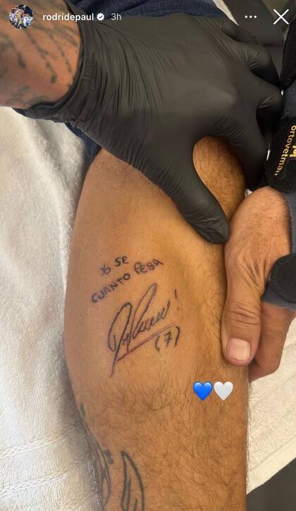 "Yo se cuanto pesa", la firma de de Paul en la pierna de un amigo (Foto: Instagram @rodridepaul)