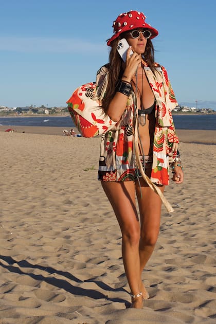 “Yo siempre digo que no
me gusta mostrarle mis
ojos a cualquiera, porque
para mí son un reflejo del
alma, por eso uso anteojos
de sol en las redes y en las
fotos, como una forma de
preservar mi identidad, mi
alma”, dice mientras posa
con un divertido gorro tejido
con caracoles y una camisa
estampada.